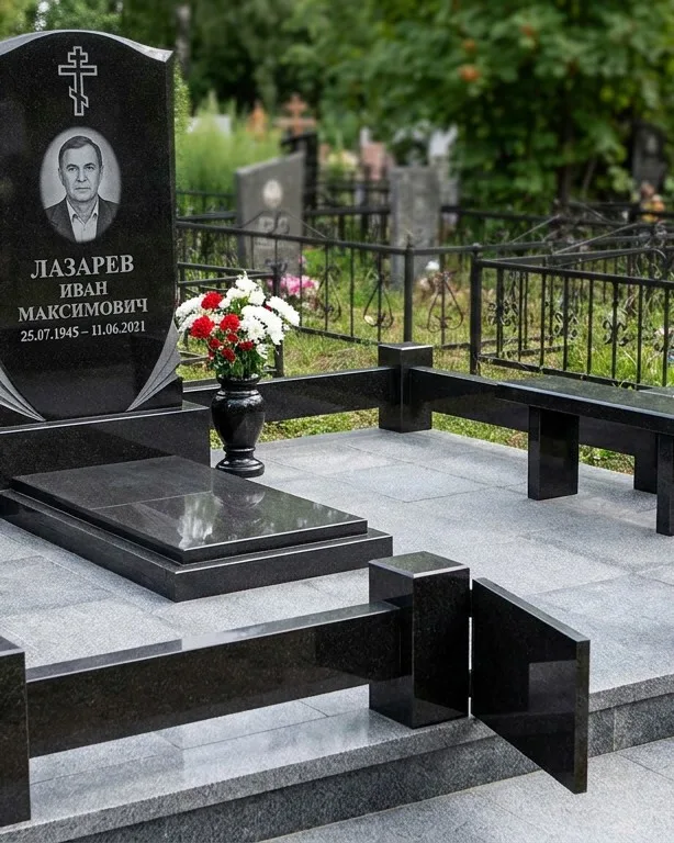 Памятник под ключ зимой с венком в Рязани