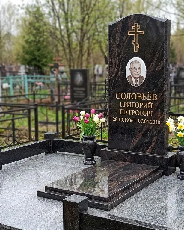 Памятник под ключ с гранитным цоколем и вазой, осень в Рязани