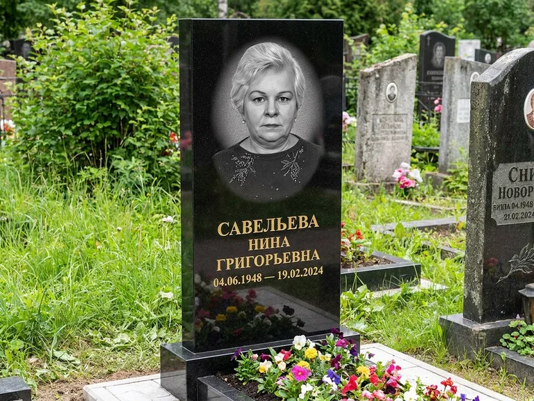 Портрет на памятнике в Рязани — Паспортное фото восстановили и награвировали на чёрной стеле