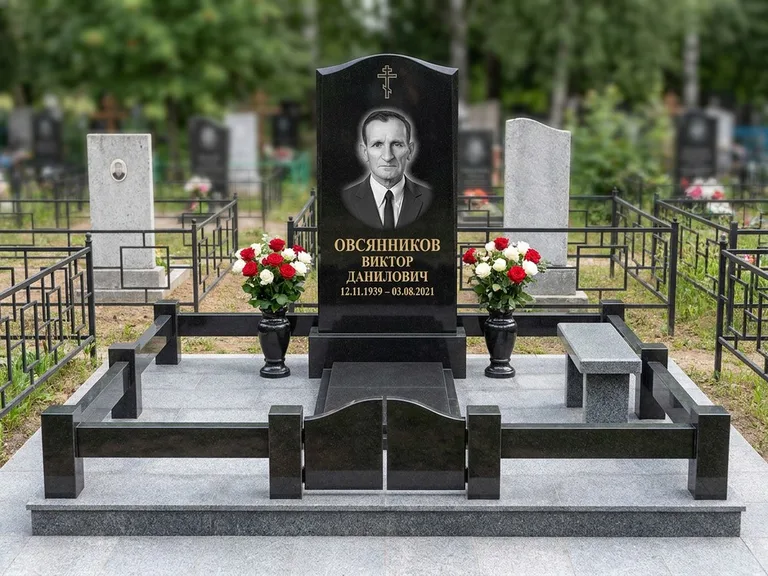 Портрет на памятнике в Рязани — Старый снимок → гравировка на премиум-комплексе с плиткой и оградой
