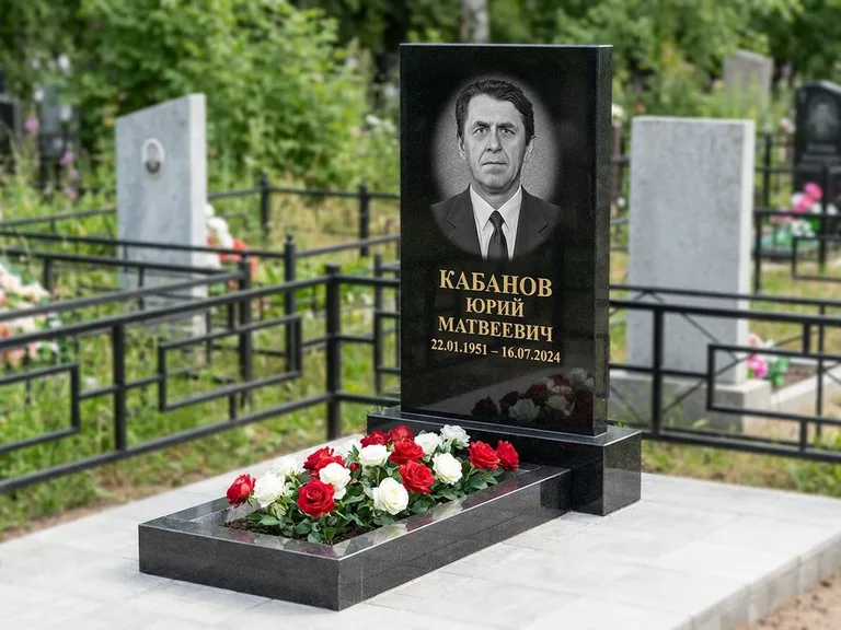 Портрет на памятнике в Рязани — Старый снимок → гравировка на вертикальной стеле