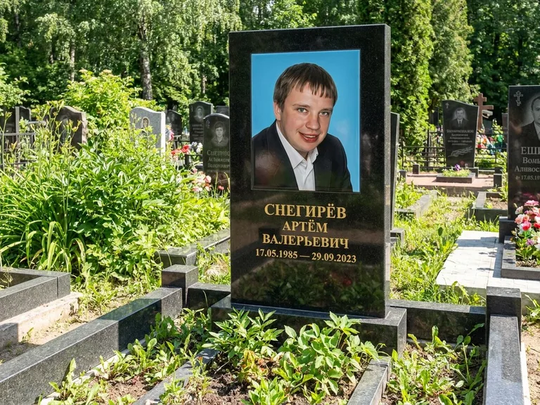 Портрет на памятнике в Рязани — Цветное фото → прямоугольная фотокерамика на чёрном граните