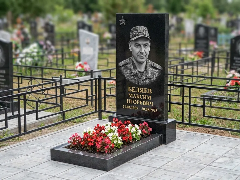 Портрет на памятнике в Рязани — Военное фото → цветная фотокерамика, гравированная звезда