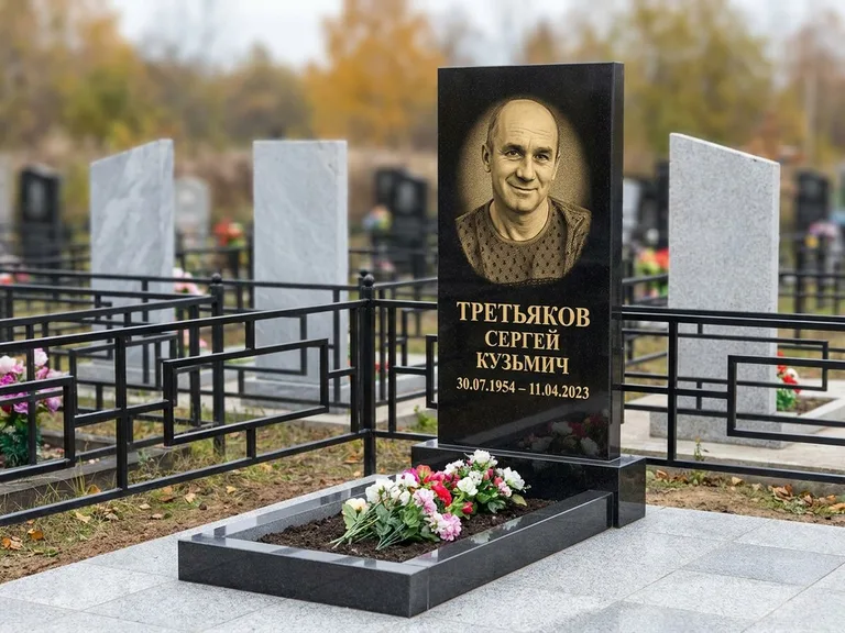 Портрет на памятнике в Рязани — Восстановленный портрет → гравировка на вертикальной стеле