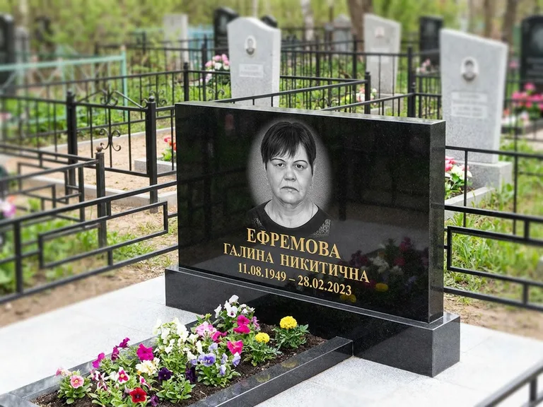 Портрет на памятнике в Рязани — Ч/б портрет → гравировка на горизонтальном памятнике