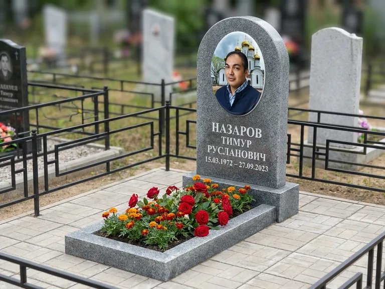 Портрет на памятнике в Рязани — Цветной портрет → фотокерамика-овал на сером граните, буквы белые
