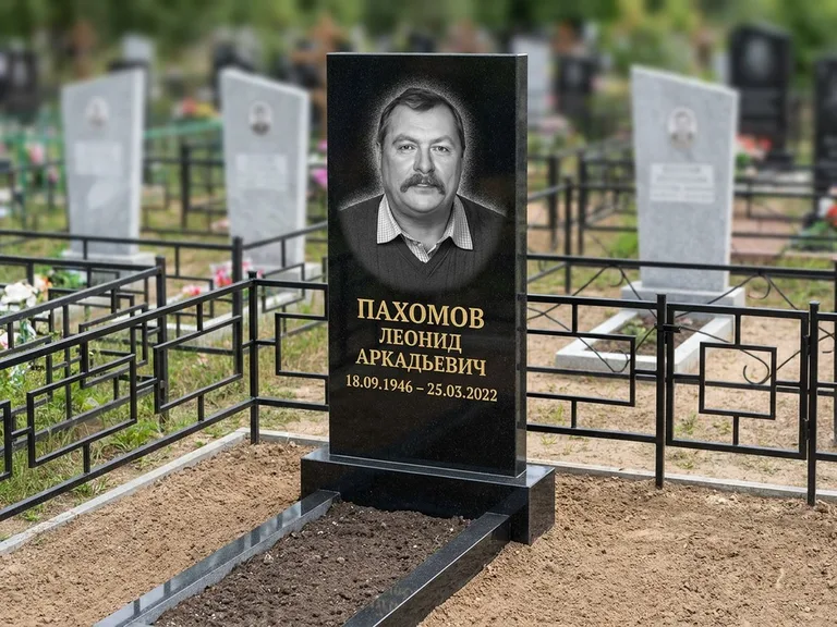 Портрет на памятнике в Рязани — Маленькое фото → гравировка на простом бюджетном памятнике
