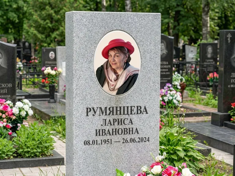 Портрет на памятнике в Рязани — Цветной портрет → овальная фотокерамика на светлом камне