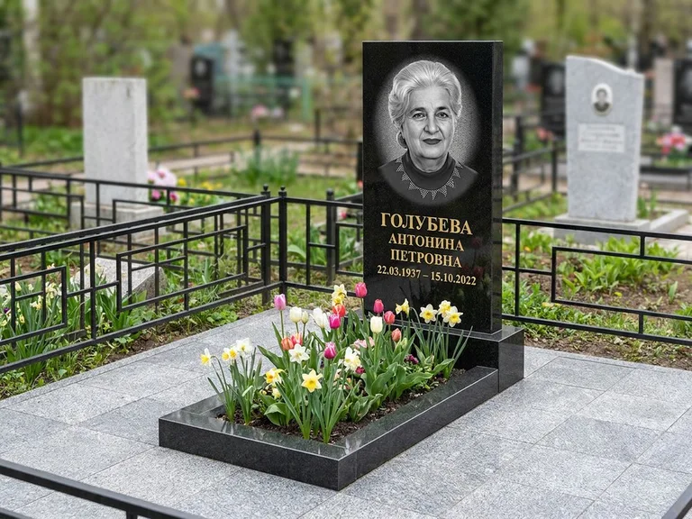 Портрет на памятнике в Рязани — Выцветший скан восстановили и награвировали на стеле
