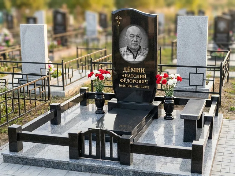 Портрет на памятнике в Рязани — Реставрация → гравировка на премиум-комплексе