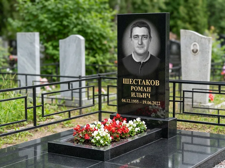 Портрет на памятнике в Рязани — Ч/б портрет → гравировка на стеле