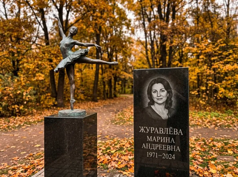 Бронзовая балерина на постаменте рядом со стелой осенью в Рязани