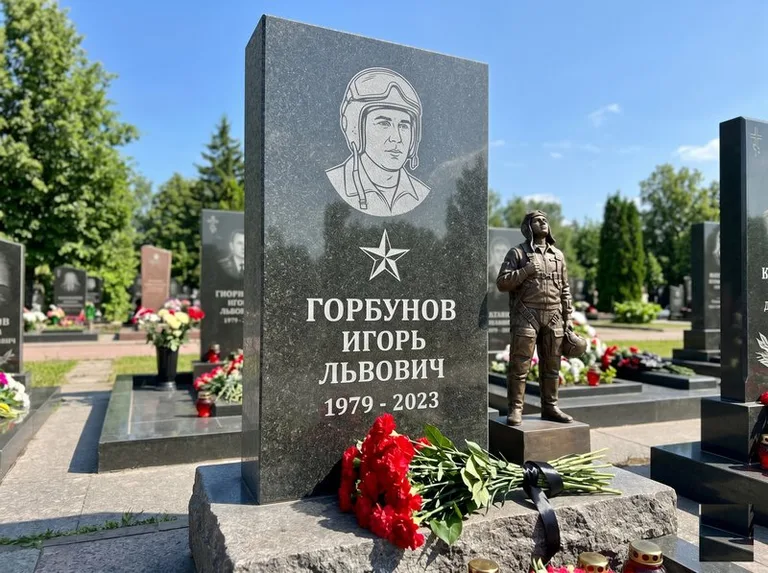 Гранитная фигура лётчика на памятнике военному со звездой в Рязани