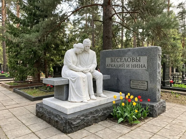 Мраморная скорбящая пара на эксклюзивном мемориале в Рязани
