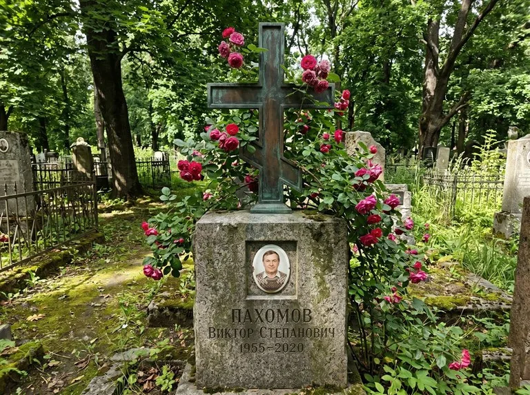 Бронзовый крест с розами на гранитной плите в Рязани