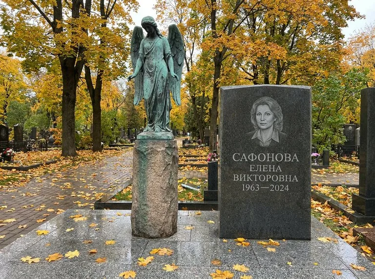 Бронзовый ангел на колонне рядом с памятником в Рязани