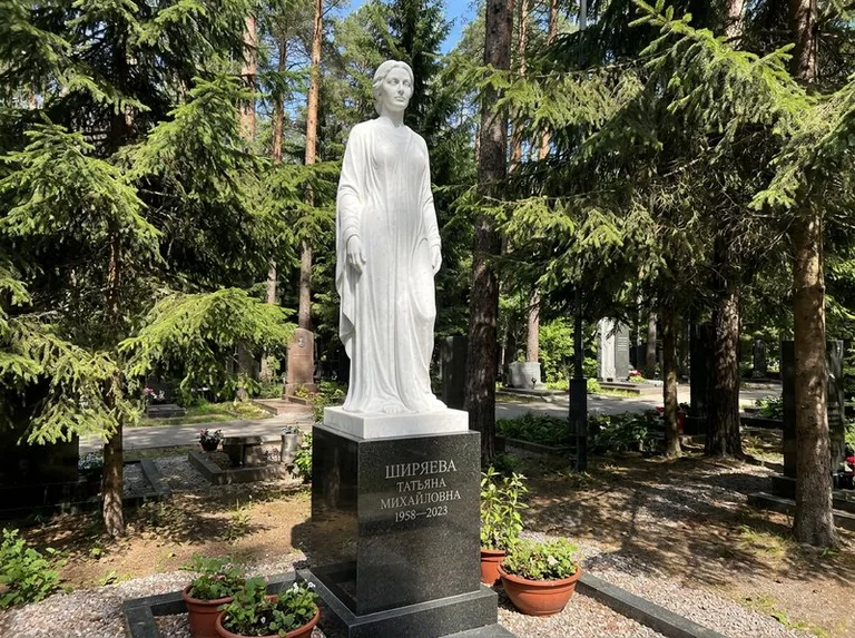 Ростовая женская фигура с портретным сходством на мемориале в Рязани