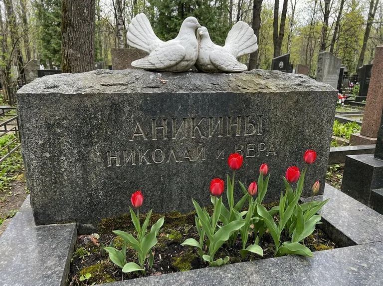 Пара голубей из литьевого мрамора на гранитной плите в Рязани