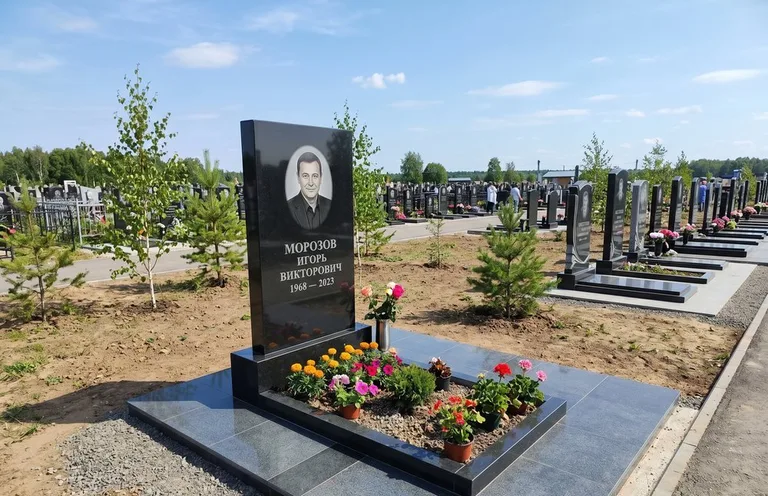 Уборка могилы со скамьёй до и после в Рязани