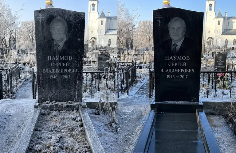 Диптих №18: могила с деревянным крестом и низкой оградкой — выполота трава в Рязани