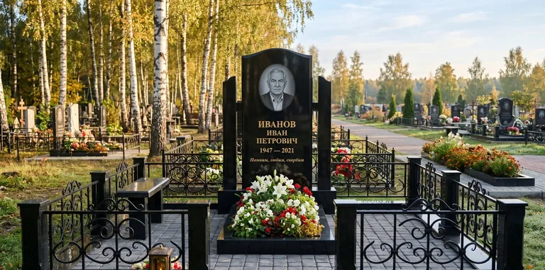 Мемориальный комплекс с цветником и оградой в Рязани