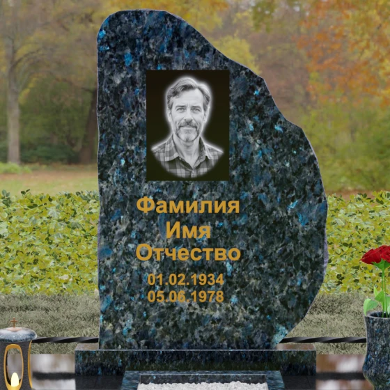 Гранитный памятник — скала с кованой оградой, гранит Блю Перл, в Якутске