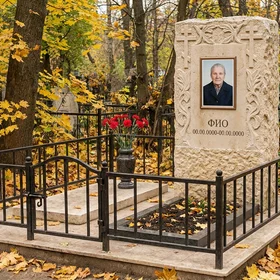 Памятник из светлого известняка с цветами