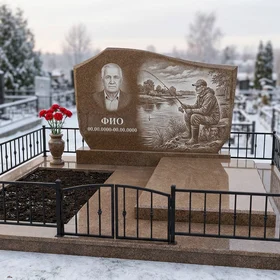 Гранитный памятник рыбаку в виде скалы с рыбацкой лодкой