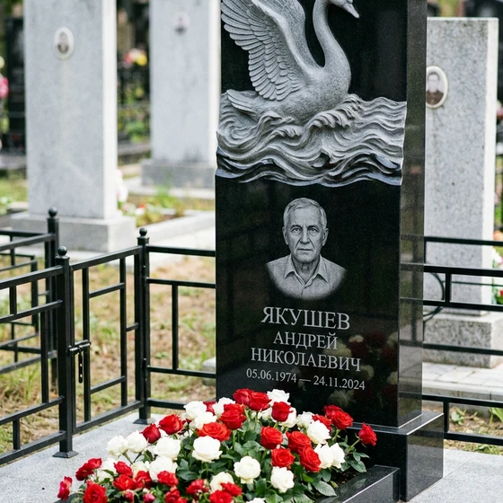 Памятник с лебедем в волнах из черного габбро-диабаза