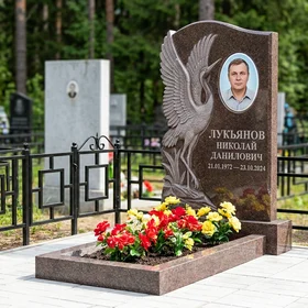 Памятник с журавлем и распростертыми крыльями из дымовского гранита