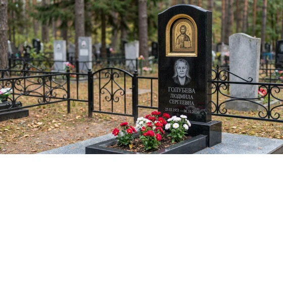 Гранитный памятник строгой формы с гравировкой голубей