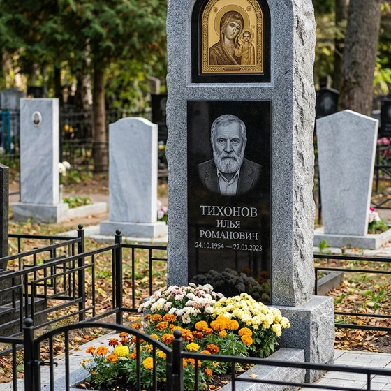 Комбинированный памятник из красного гранита с гравировкой цветов