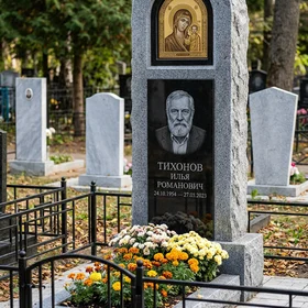 Комбинированный памятник из красного гранита с гравировкой цветов