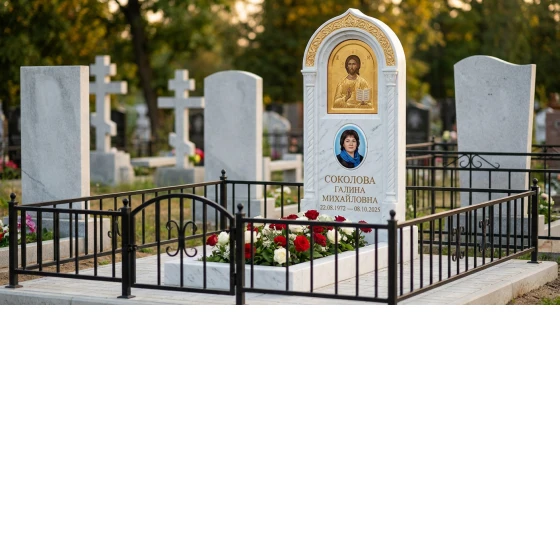Гранитный памятник на двоих с голубями и оградой