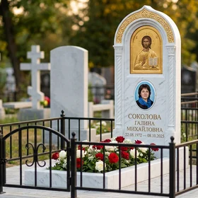 Гранитный памятник на двоих с голубями и оградой