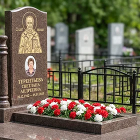 Гранитный памятник фигурный с гравировкой голубя и цветником