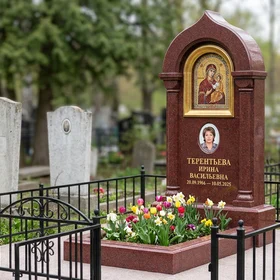 Гранитный памятник фигурный с гравировкой каллы и оградой
