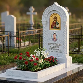 Гранитный памятник фигурный с гравировкой дуба и оградой