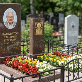 Комбинированный памятник фигурный из красного гранита с цветником