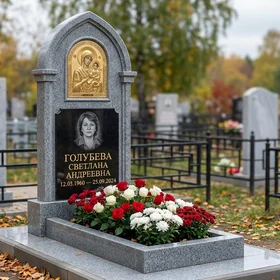 Гранитный памятник сердце с розой и оградой