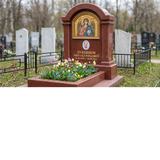 Комбинированный памятник фигурный из красного гранита с цветником