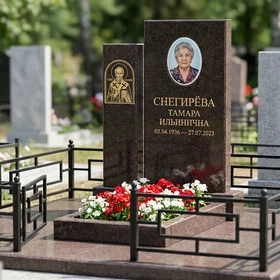 Гранитный памятник в виде книги с оградой