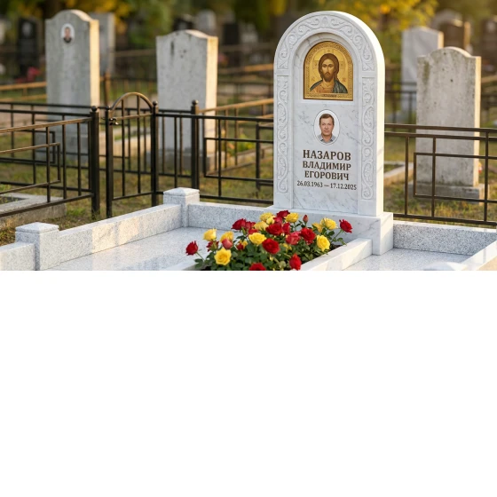 Гранитный памятник в виде сердца с цветником