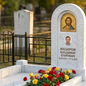 Гранитный памятник в виде сердца с цветником