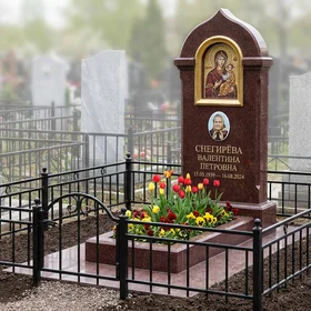 Гранитный памятник на двоих с оградой из черного металла