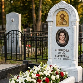 Гранитный памятник фигурный с военной гравировкой и оградой