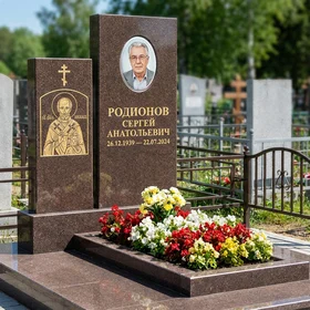 Гранитный памятник фигурный с гравировкой звезды и оградой