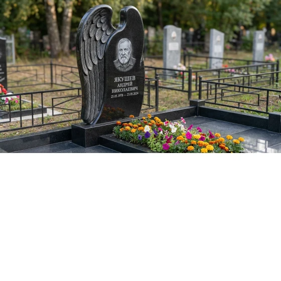 Гранитный памятник скала, гравировка военного, с оградой