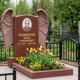 Гранитный памятник фигурный с гравировкой фуражки и оградой