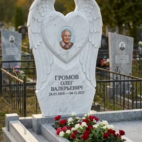 Гранитный памятник фигурный с барельефом Матери и дитя